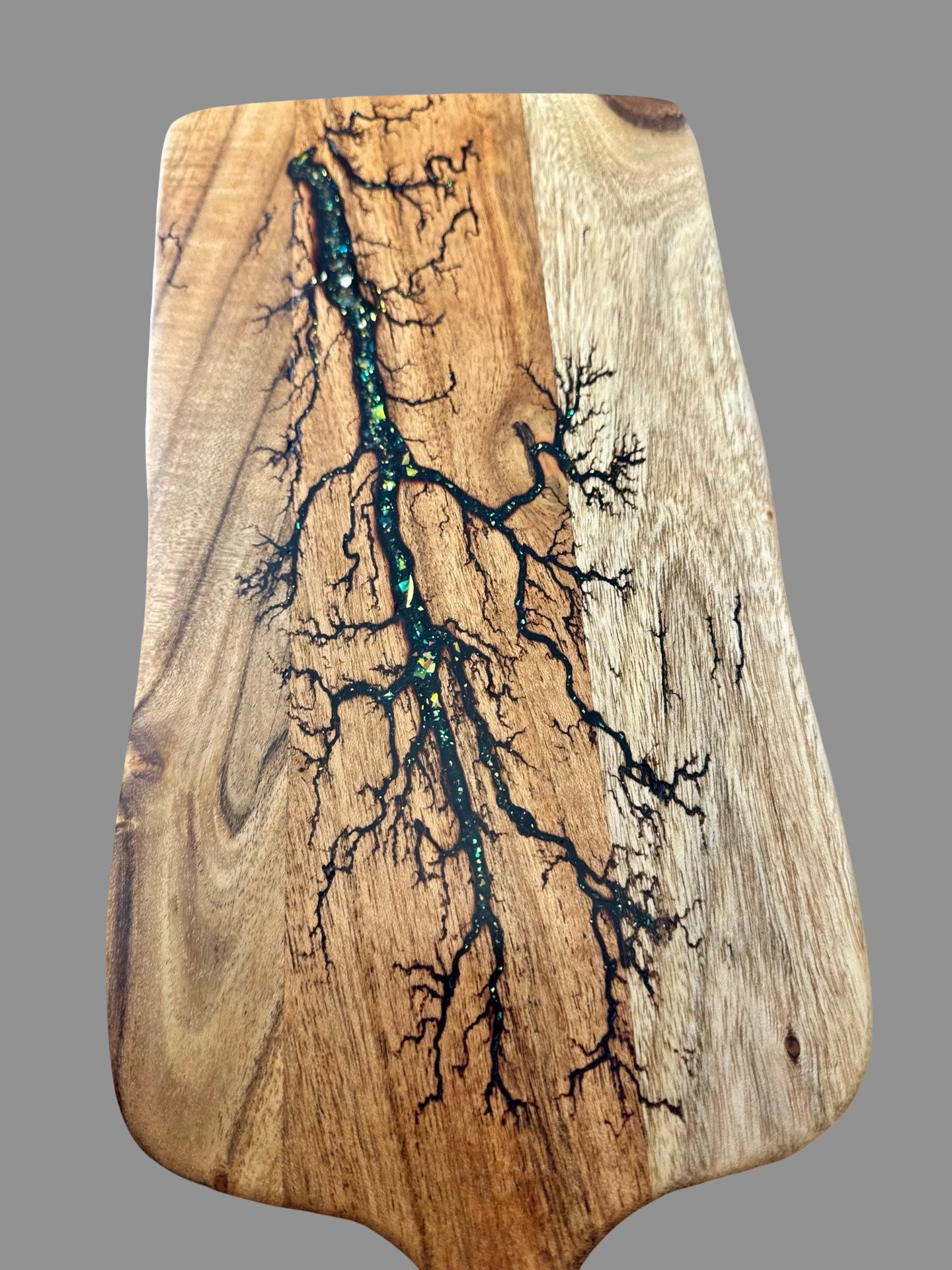 Resin paddle cheese board – gift-ready for weddings and Christmas