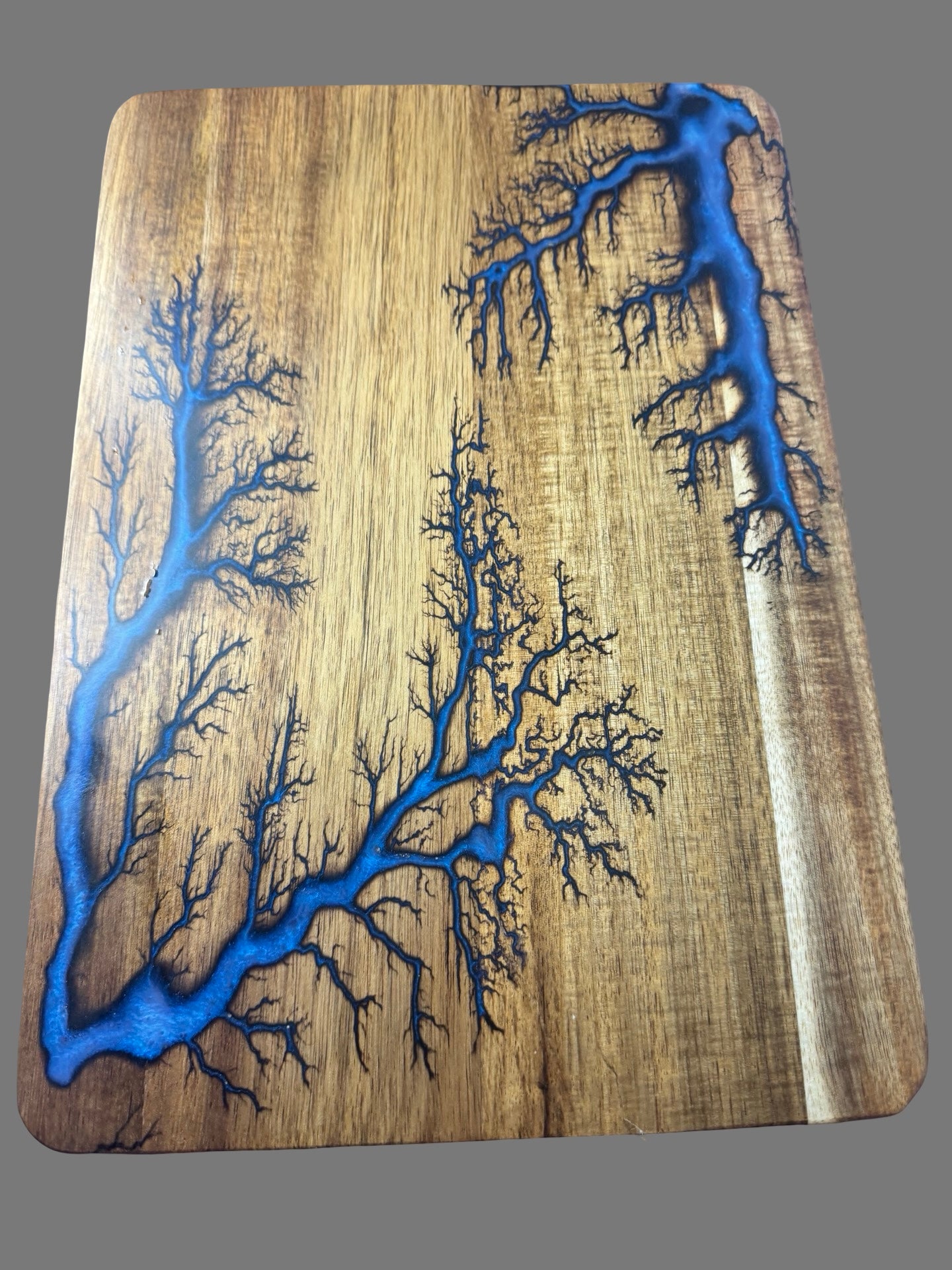 Food-safe resin in iridescent blue and timber chopping board crafted in Australia by Fractal Flow Designs. Durable, functional, and beautiful — perfect for serving, cutting, or gifting