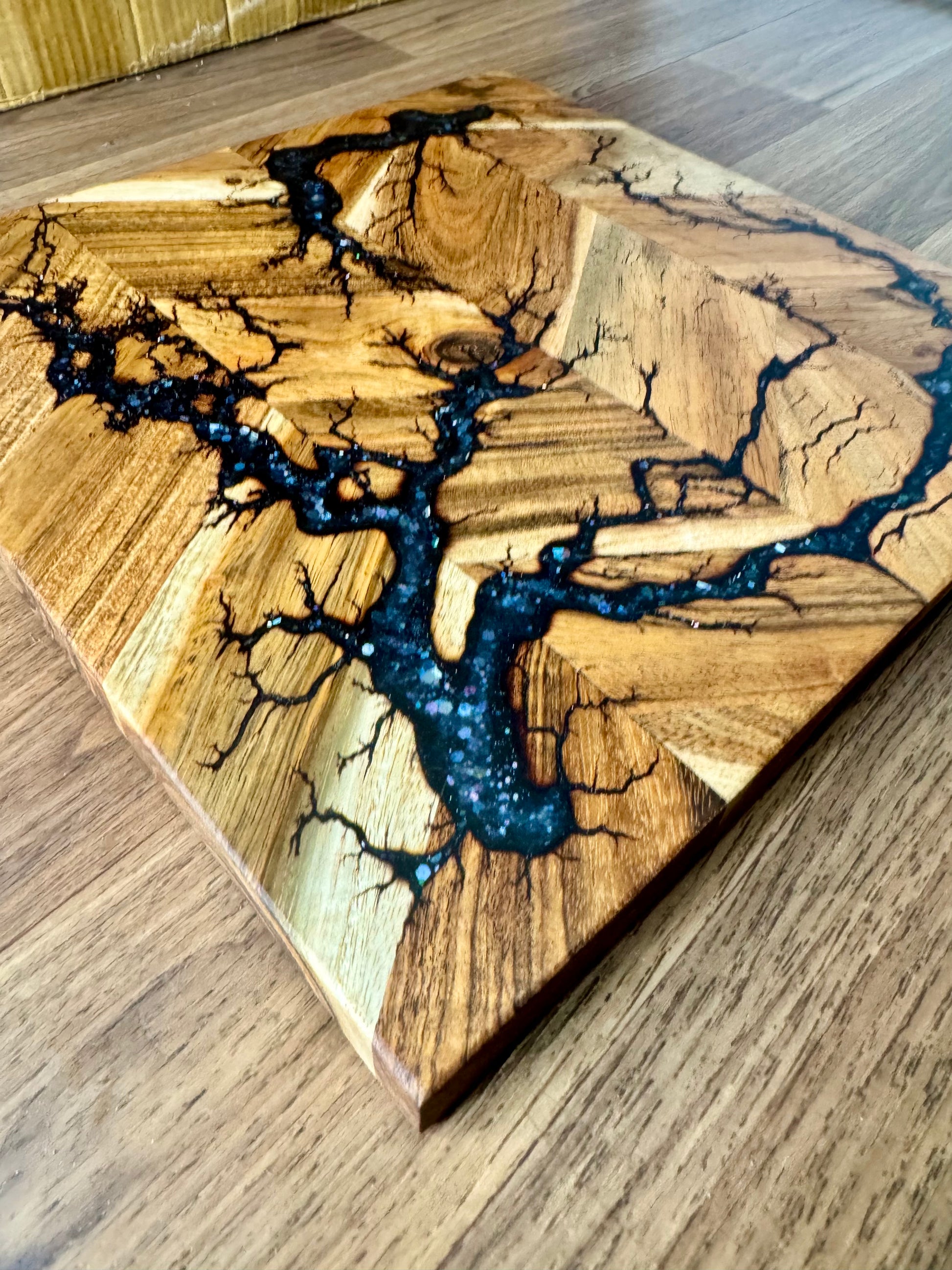 Amazing resin chopping board with bold resin artistry and fractal burning. Crafted in Victoria by Fractal Flow Designs, perfect for weddings, housewarmings, and entertaining.